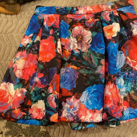⭐️Small Express Skirt - Picture 3 of 4